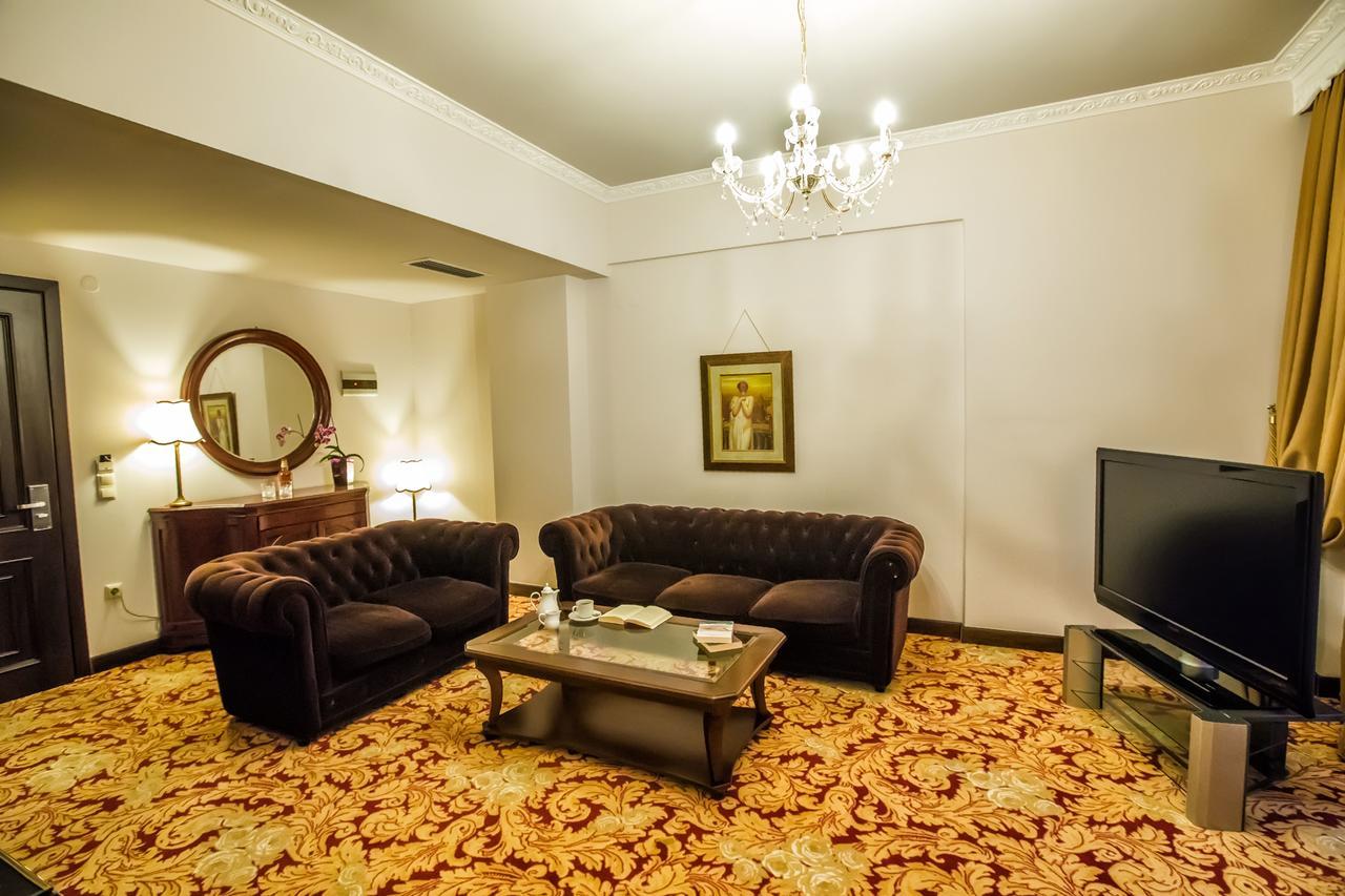 Kouros Hotel Dráma エクステリア 写真