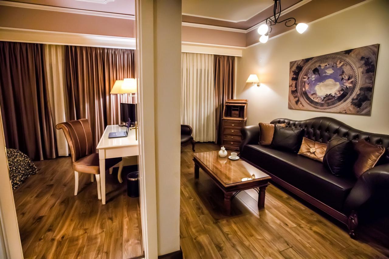 Kouros Hotel Dráma エクステリア 写真